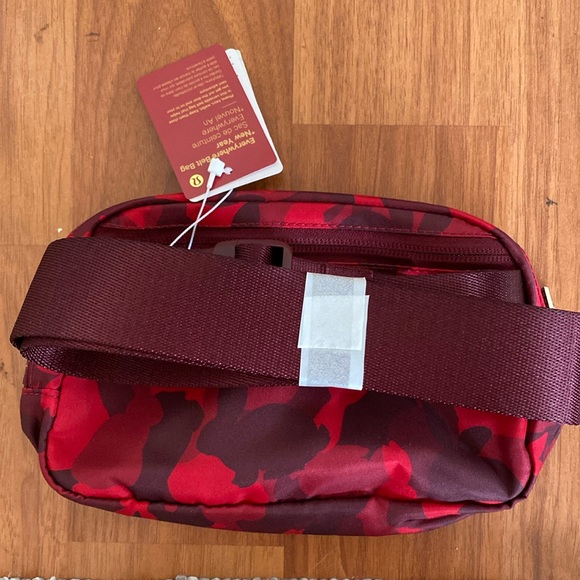 ❤️ Lululemon Lunar New Year Exclusive Everywhere Belt Bag Rabbit Red Gold NWT - Picture 5 of 10